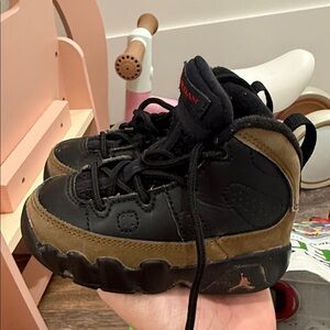 Jordan Kids Black and Tan Sneakers